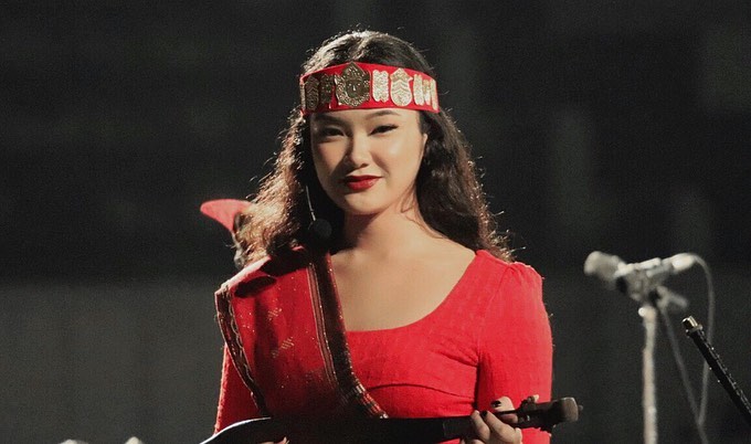 Sambil Mainkan Taganing, Marcella Dee Sukses Bawakan Medley Lagu Batak dengan Merdu