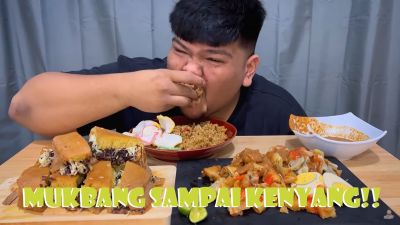 Gak Tanggung-Tanggung! Palitho Mukbang Martabak Manis, Nasgor, dan Batagor! Intip Aksinya di Sini!