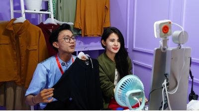 Ramadan Hemat & Stylish! Zoey Levana Bawa Kejutan di Live Shopping YouTube di Event NgeDealYuk Spesial Ramadhan 2025